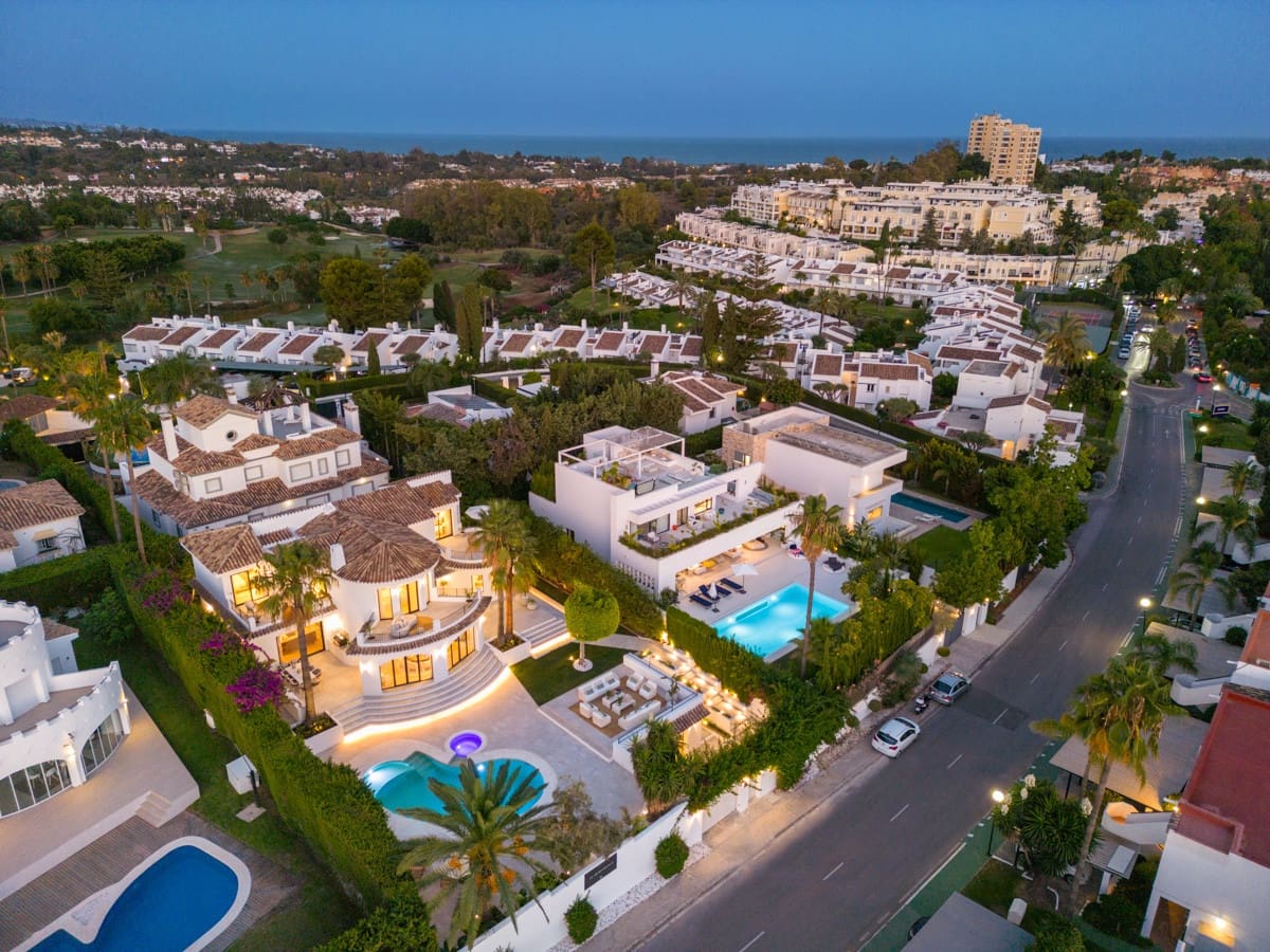 5 soverom Villa til salgs i Nueva Andalucia med svømmebasseng garasje - € 3 695 000 (Ref: 8209790)