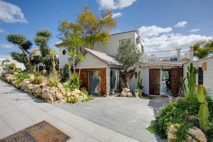 4 soveværelse Villa til salg i Estepona med swimmingpool - € 795.000 (Ref: 8279095)