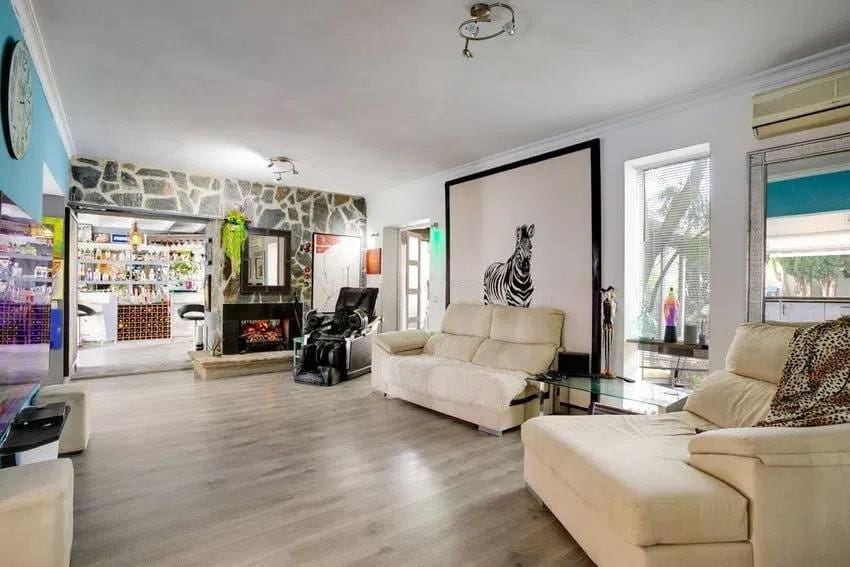 4 soveværelse Villa til salg i Estepona med swimmingpool - € 795.000 (Ref: 8279095)