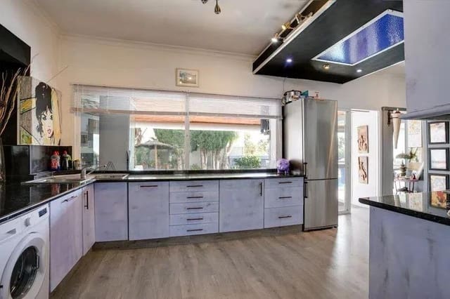 4 soveværelse Villa til salg i Estepona Golf, Estepona med swimmingpool - € 795.000 (Ref: 8279095)