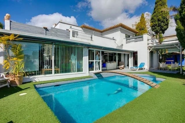 4 soveværelse Villa til salg i Estepona Golf, Estepona med swimmingpool - € 795.000 (Ref: 8279095)