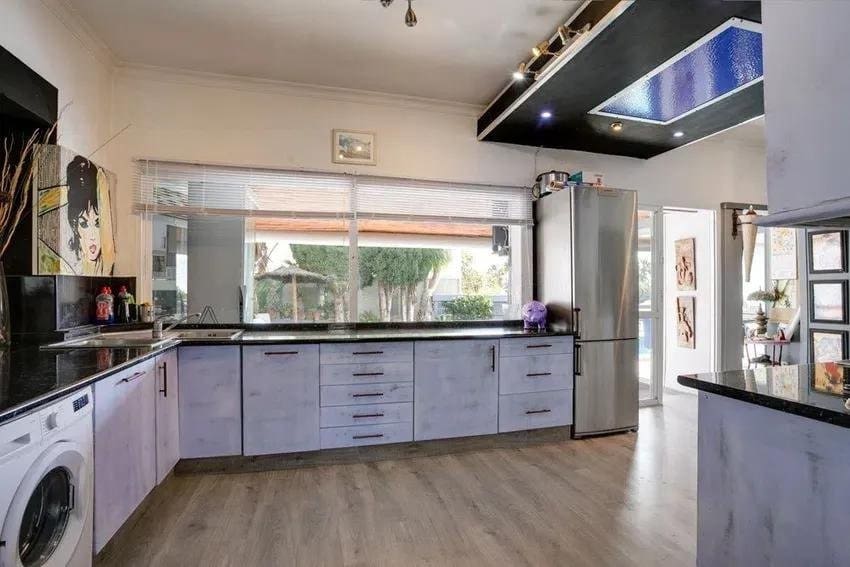 4 makuuhuone Huvila myytävänä paikassa Estepona mukana uima-altaan - 795 000 € (Ref: 8279095)