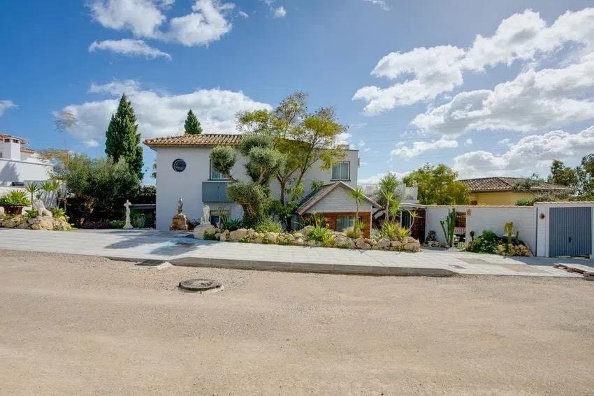 4 makuuhuone Huvila myytävänä paikassa Estepona mukana uima-altaan - 795 000 € (Ref: 8279095)