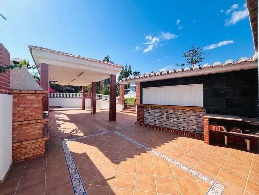 16 chambre Hôtel à vendre à Mijas Costa avec piscine garage - 3 500 000 € (Ref: 8331650)