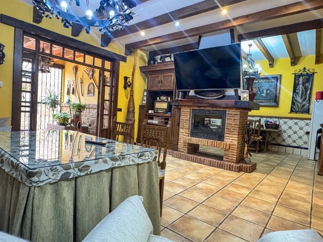 Casa de 4 habitaciones en Campillos en venta con piscina garaje - 369.000 € (Ref: 8851504)