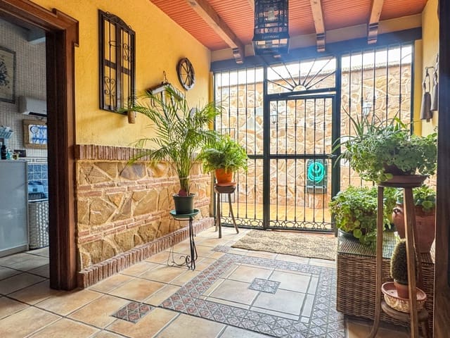 Casa de 4 habitaciones en Campillos en venta con piscina garaje - 369.000 € (Ref: 8851504)