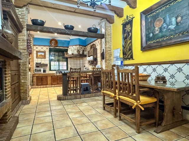 Casa de 4 habitaciones en Campillos en venta con piscina garaje - 369.000 € (Ref: 8851504)