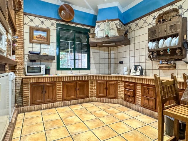 Casa de 4 habitaciones en Campillos en venta con piscina garaje - 369.000 € (Ref: 8851504)