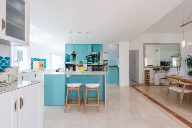 5 soveværelse Villa til salg i Sotogrande, San Roque med swimmingpool garage - € 1.150.000 (Ref: 8854983)