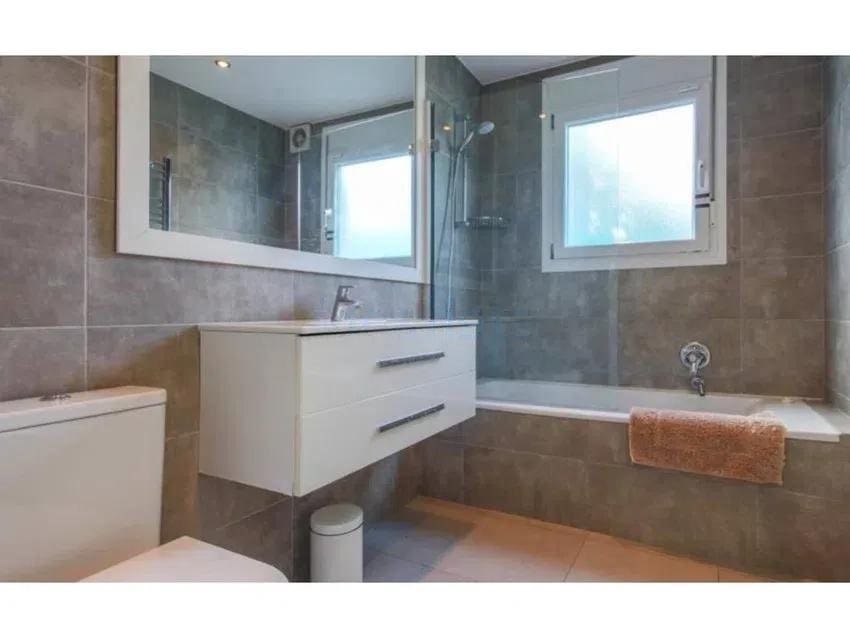 3 bedroom Villa for sale in Estepona with pool garage - € 1,650,000 (Ref: 8881498)