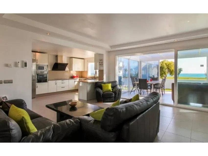 3 bedroom Villa for sale in Estepona with pool garage - € 1,650,000 (Ref: 8881498)