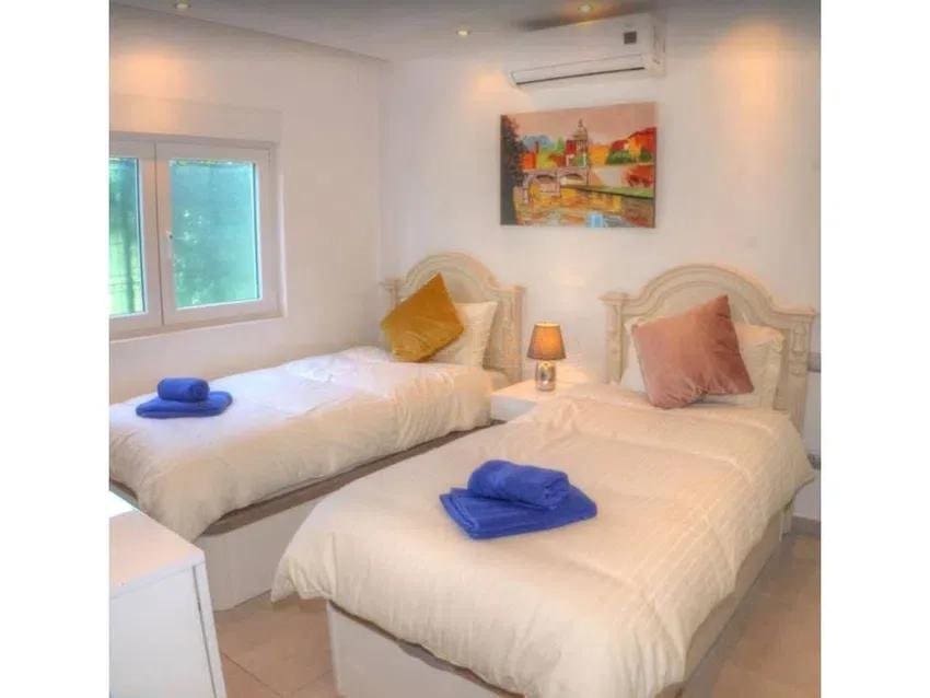 3 bedroom Villa for sale in Estepona with pool garage - € 1,650,000 (Ref: 8881498)