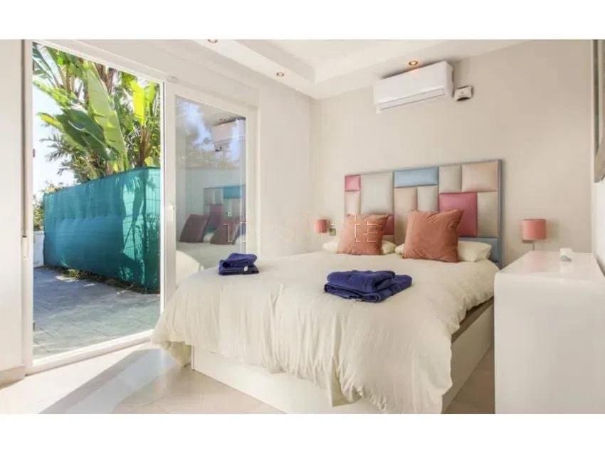 3 bedroom Villa for sale in Estepona with pool garage - € 1,650,000 (Ref: 8881498)