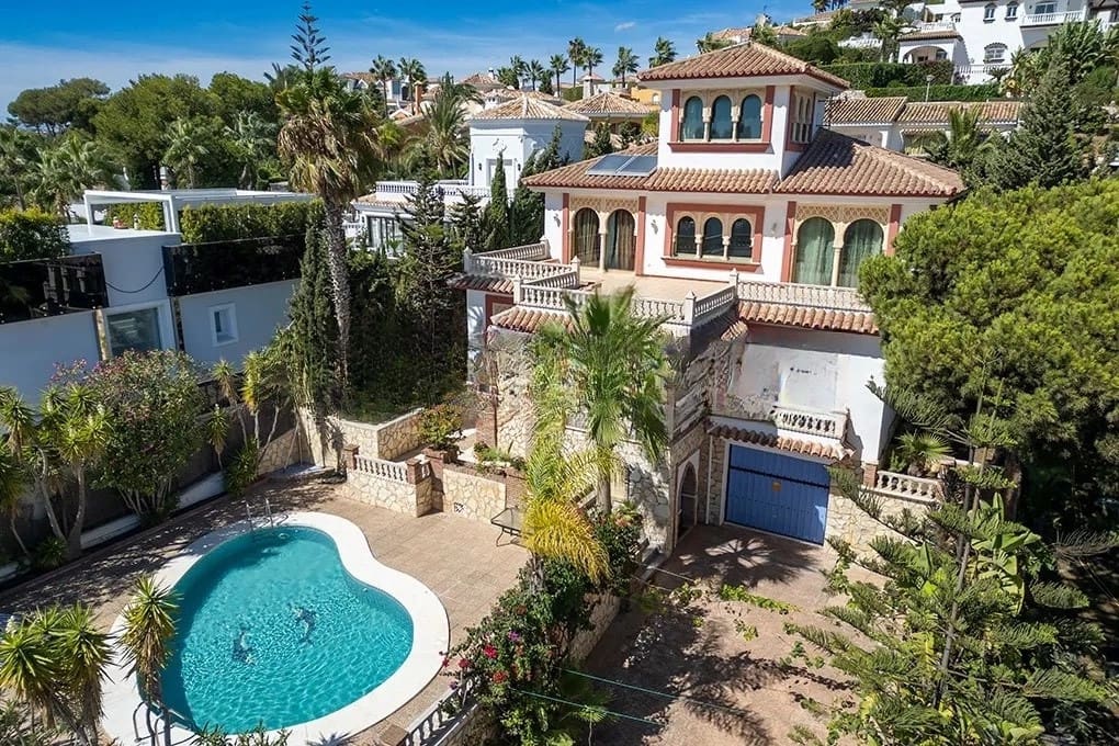8 Zimmer Villa zu verkaufen in La Cala de Mijas mit Pool Garage - 1.720.000 € (Ref: 8918069)