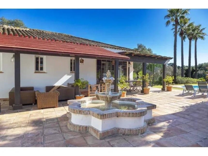 5 bedroom Villa for sale in Sotogrande with pool garage - € 2,780,000 (Ref: 8949186)