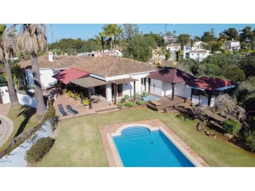 5 bedroom Villa for sale in Sotogrande with pool garage - € 2,780,000 (Ref: 8949186)