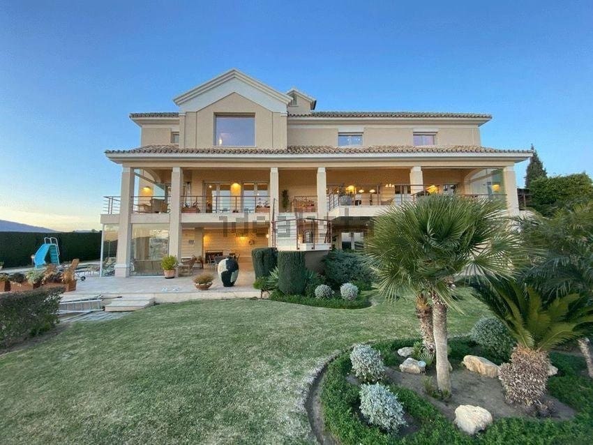 8 bedroom Villa for sale in Mijas Costa with pool garage - € 1,974,000 (Ref: 8950805)