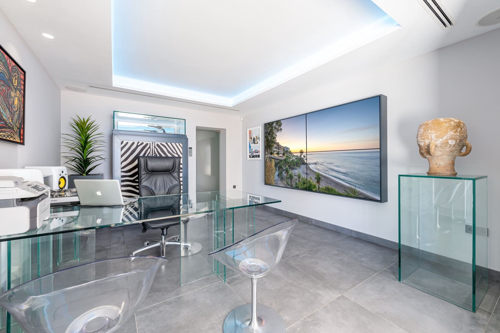 4 soveværelse Villa til salg i Mijas Costa med swimmingpool garage - € 8.100.000 (Ref: 8988577)