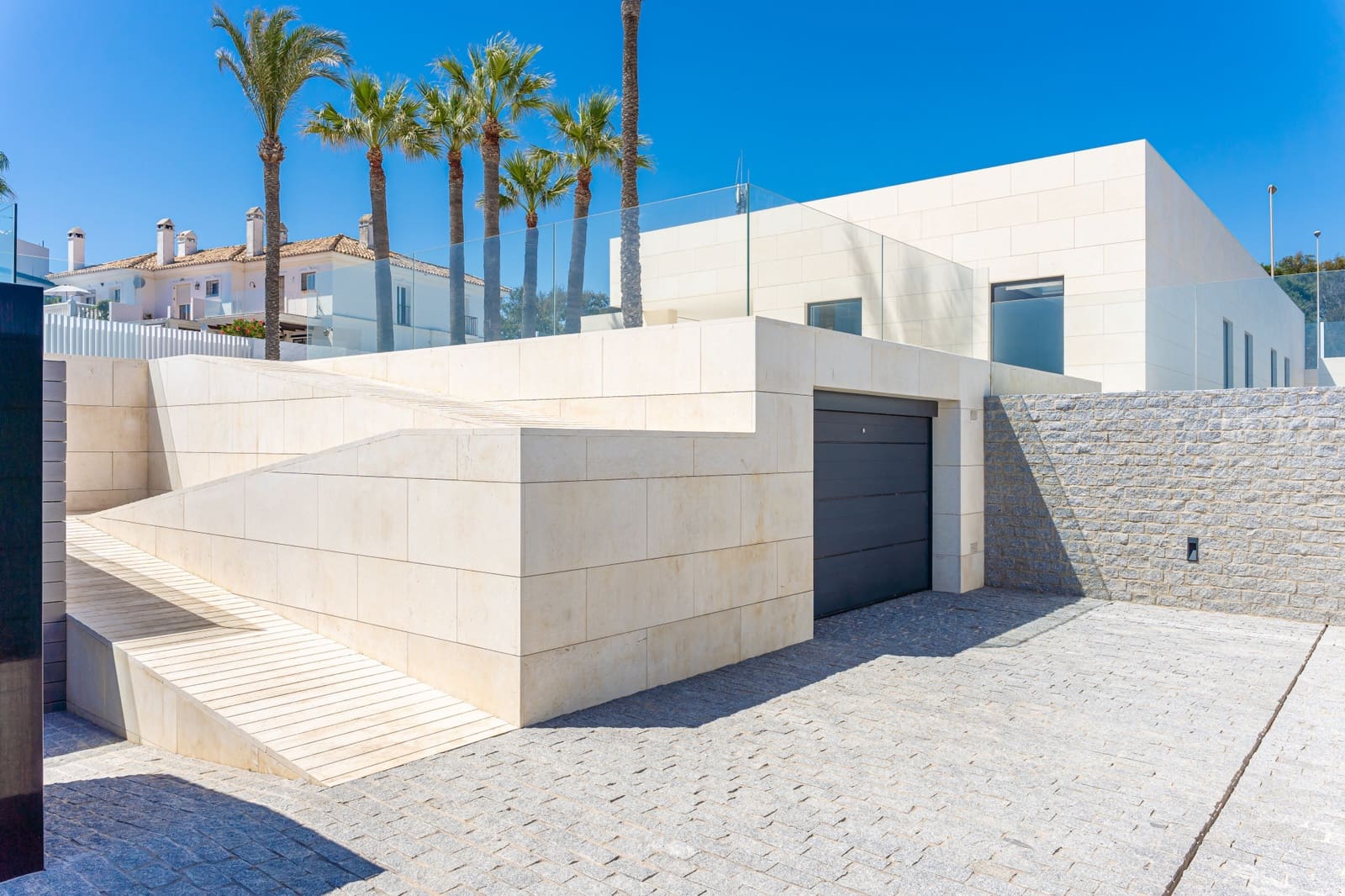 4 soveværelse Villa til salg i Mijas Costa med swimmingpool garage - € 8.100.000 (Ref: 8988577)