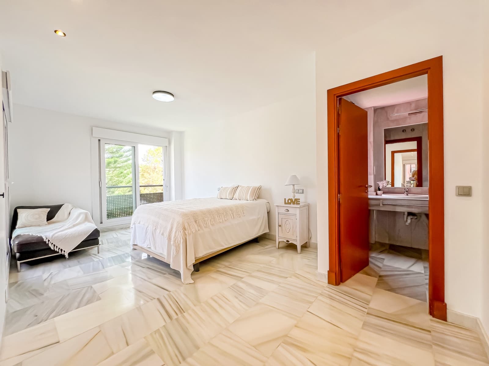 4 Zimmer Villa zu verkaufen in Benahavis mit Pool - 699.000 € (Ref: 9018423)