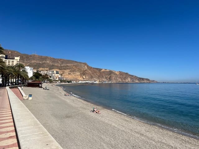 4 makuuhuone Huvila myytävänä paikassa Roquetas de Mar mukana uima-altaan 
autotalli - 825 000 € (Ref: 9042563)