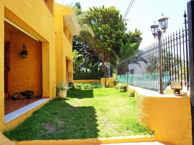 4 slaapkamer Villa te koop in Roquetas de Mar met zwembad garage - € 825.000 (Ref: 9042563)