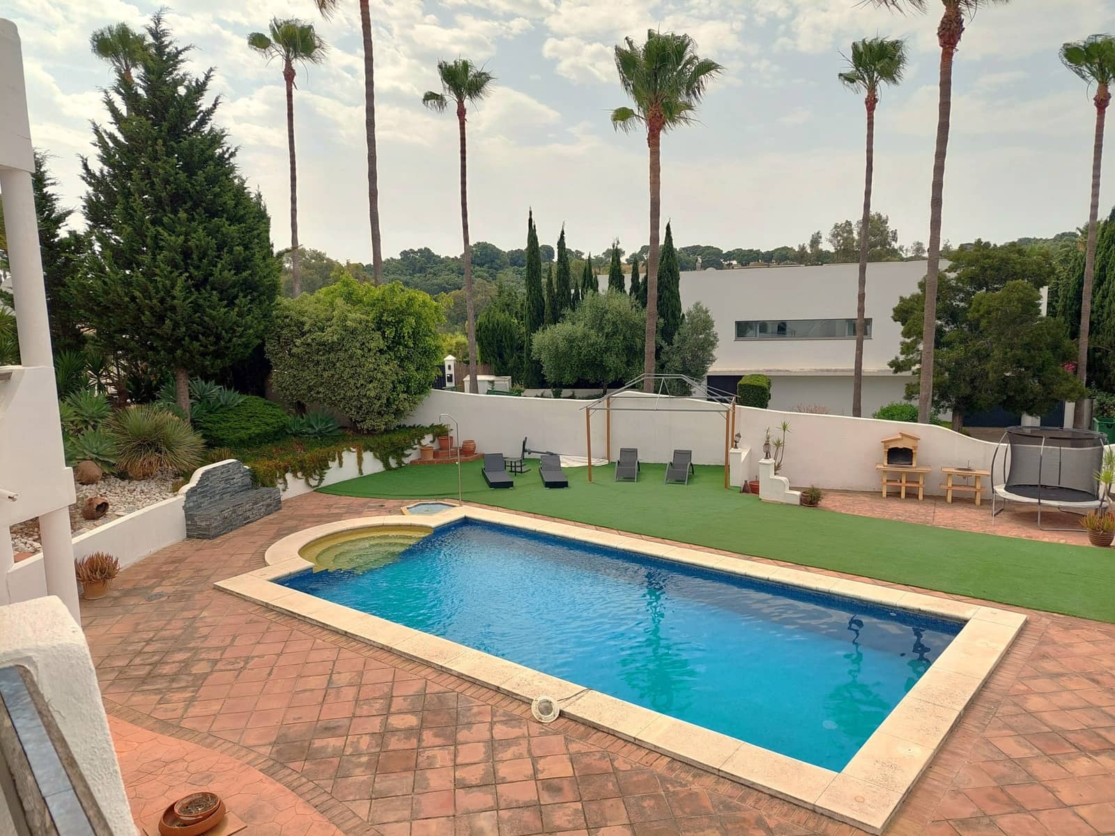 5 soveværelse Villa til salg i Sotogrande med swimmingpool garage - € 975.000 (Ref: 9051364)