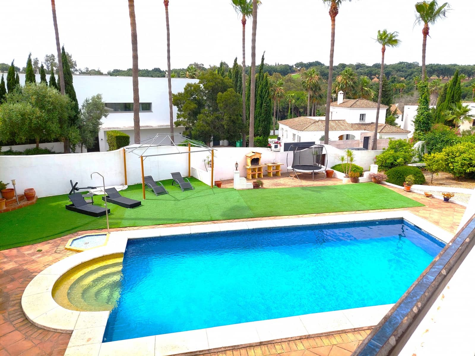 5 soveværelse Villa til salg i Sotogrande med swimmingpool garage - € 975.000 (Ref: 9051364)