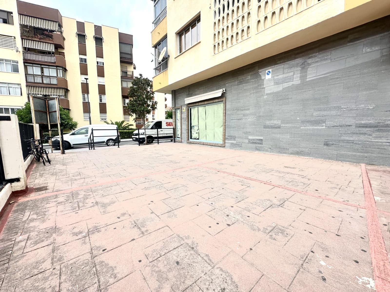 Commercial for sale in Marbella - € 298,200 (Ref: 9062656)