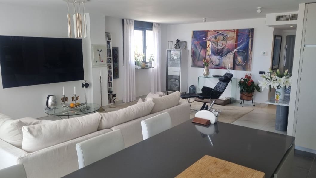 3 bedroom Apartment for sale in Estepona with pool garage - € 1,499,000 (Ref: 9078276)