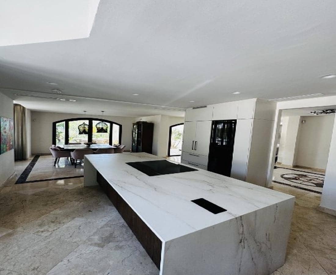 5 makuuhuone Huvila myytävänä paikassa Marbella mukana uima-altaan 
autotalli - 2 690 000 € (Ref: 9081809)