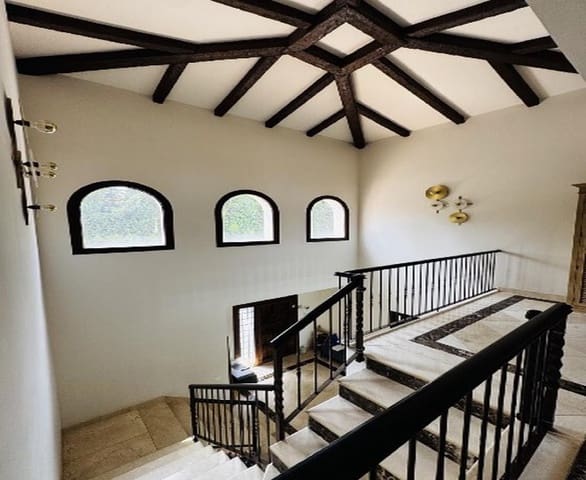 5 makuuhuone Huvila myytävänä paikassa Marbella mukana uima-altaan 
autotalli - 2 690 000 € (Ref: 9081809)