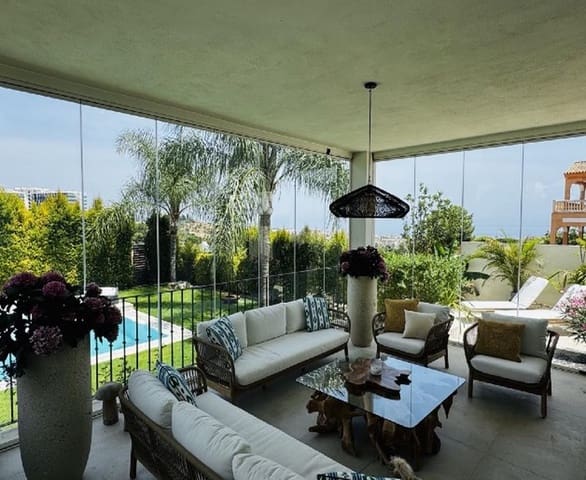 5 makuuhuone Huvila myytävänä paikassa Marbella mukana uima-altaan 
autotalli - 2 690 000 € (Ref: 9081809)