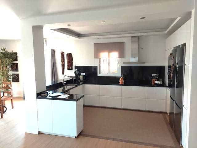 5 soverom Villa til salgs i Estepona med svømmebasseng garasje - € 1 390 000 (Ref: 9095498)