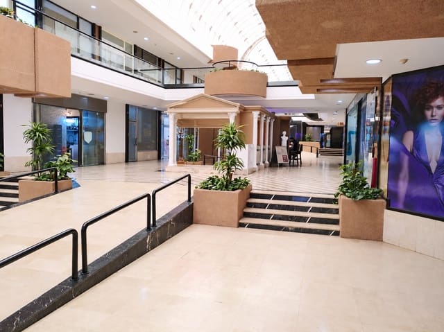 Comercial para venda em Puerto Banus, Marbella - 313 950 € (Ref: 9099338)