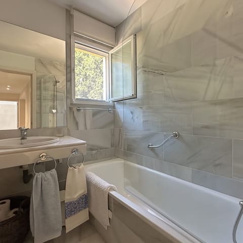 3 makuuhuone Huoneisto myytävänä paikassa Guadalmina Baja, Marbella mukana uima-altaan 
autotalli - 505 539 € (Ref: 9099342)