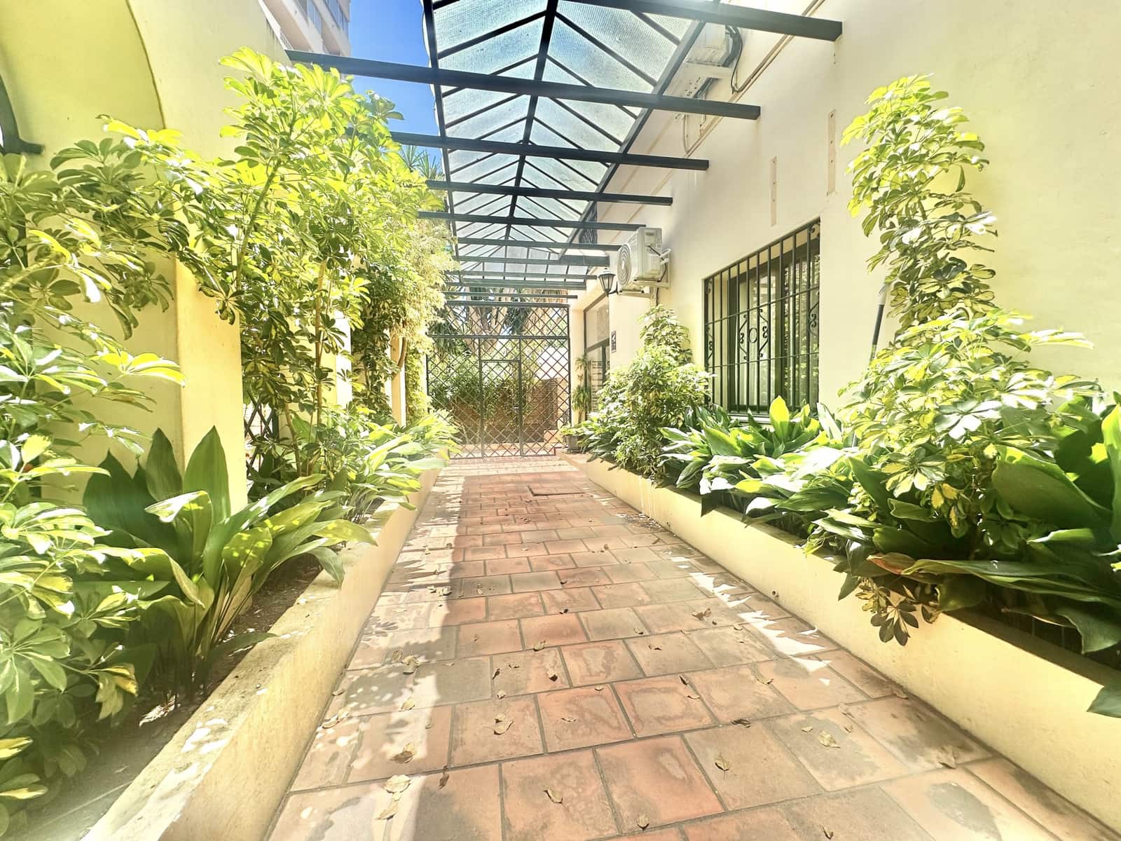 Toimisto myytävänä paikassa Marbella - 250 000 € (Ref: 9114392)