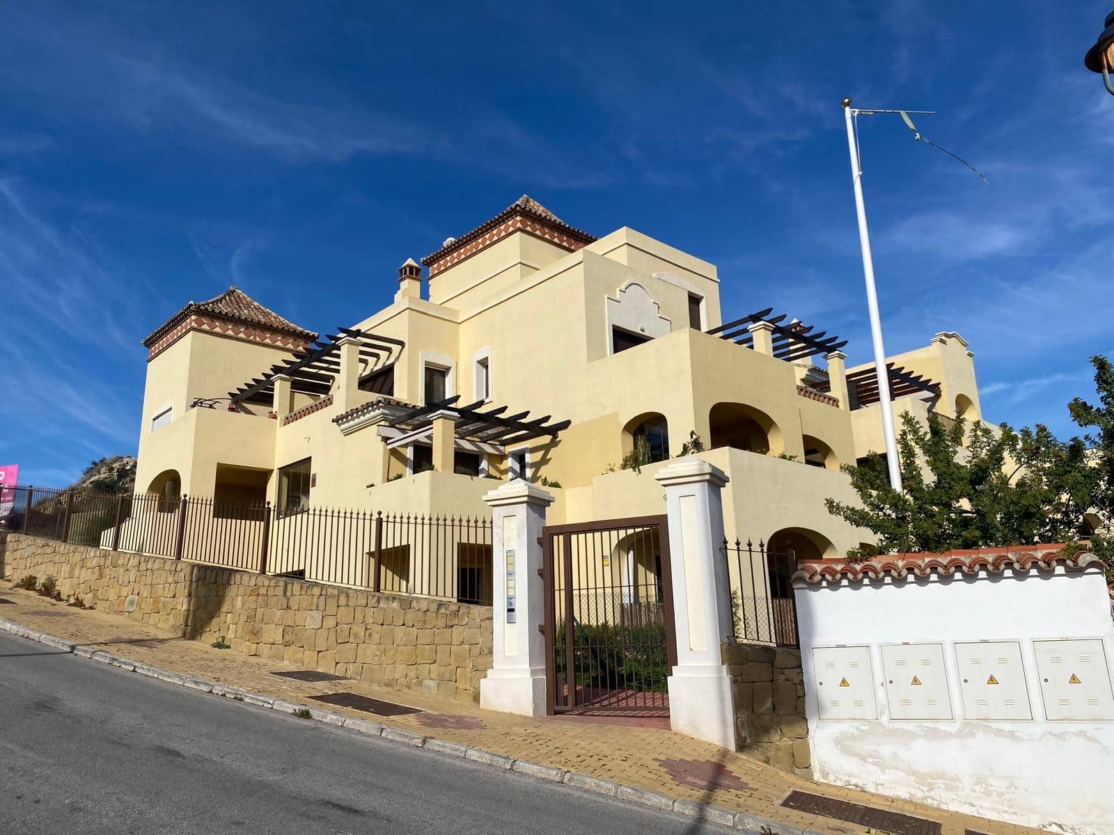 2 slaapkamer Penthouse te koop in Estepona met zwembad garage - € 320.000 (Ref: 9132469)