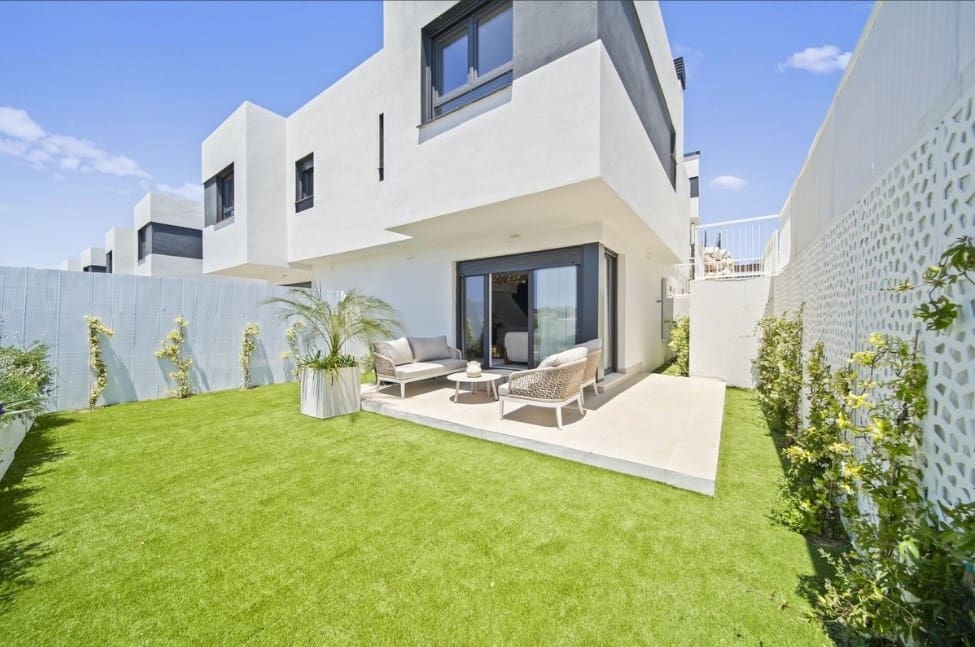 4 soverom Kjedet enebolig til salgs i La Cala de Mijas med svømmebasseng garasje - € 950 000 (Ref: 9134675)