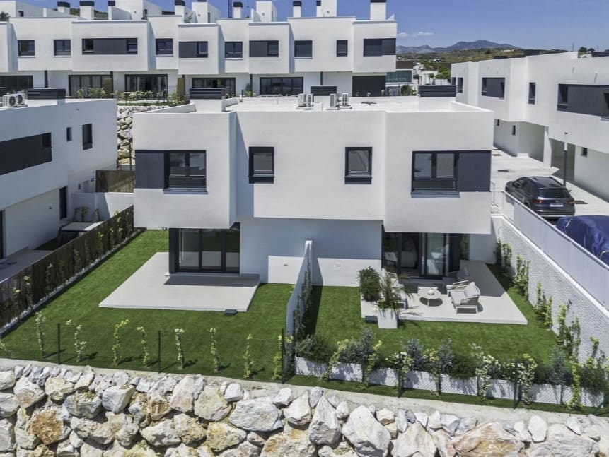 4 soverom Kjedet enebolig til salgs i La Cala de Mijas med svømmebasseng garasje - € 950 000 (Ref: 9134675)