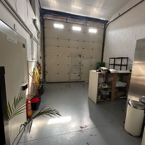 Kaupallinen myytävänä paikassa Marbella - 450 000 € (Ref: 9137395)