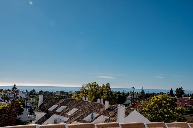 Ático de 2 habitaciones en Marbella en venta con piscina - 675.000 € (Ref: 9145600)