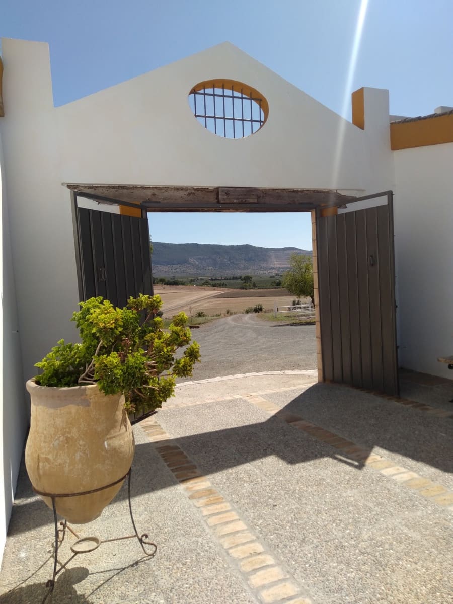 4 soveværelse Finca/Landehus til salg i Moron de la Frontera med swimmingpool garage - € 795.000 (Ref: 9187185)