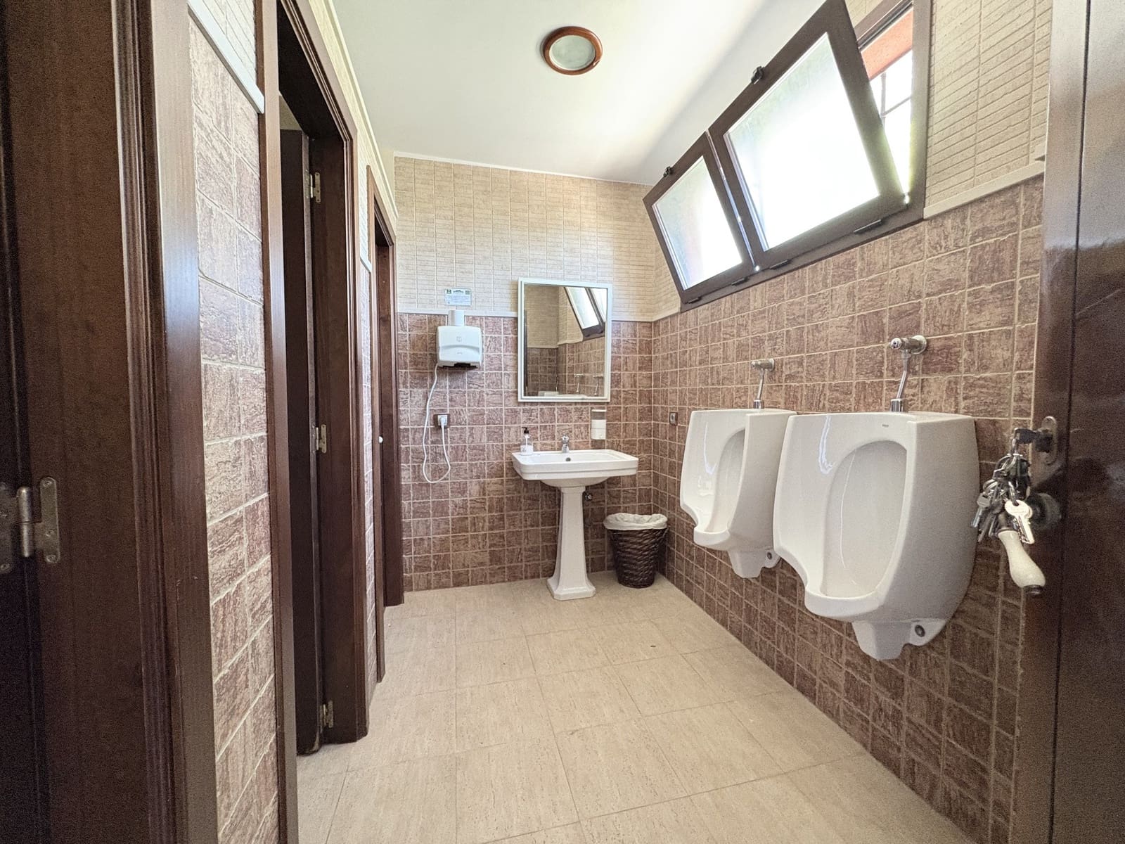 2 makuuhuone Yritys myytävänä paikassa Olvera mukana 
autotalli - 1 500 000 € (Ref: 9228873)