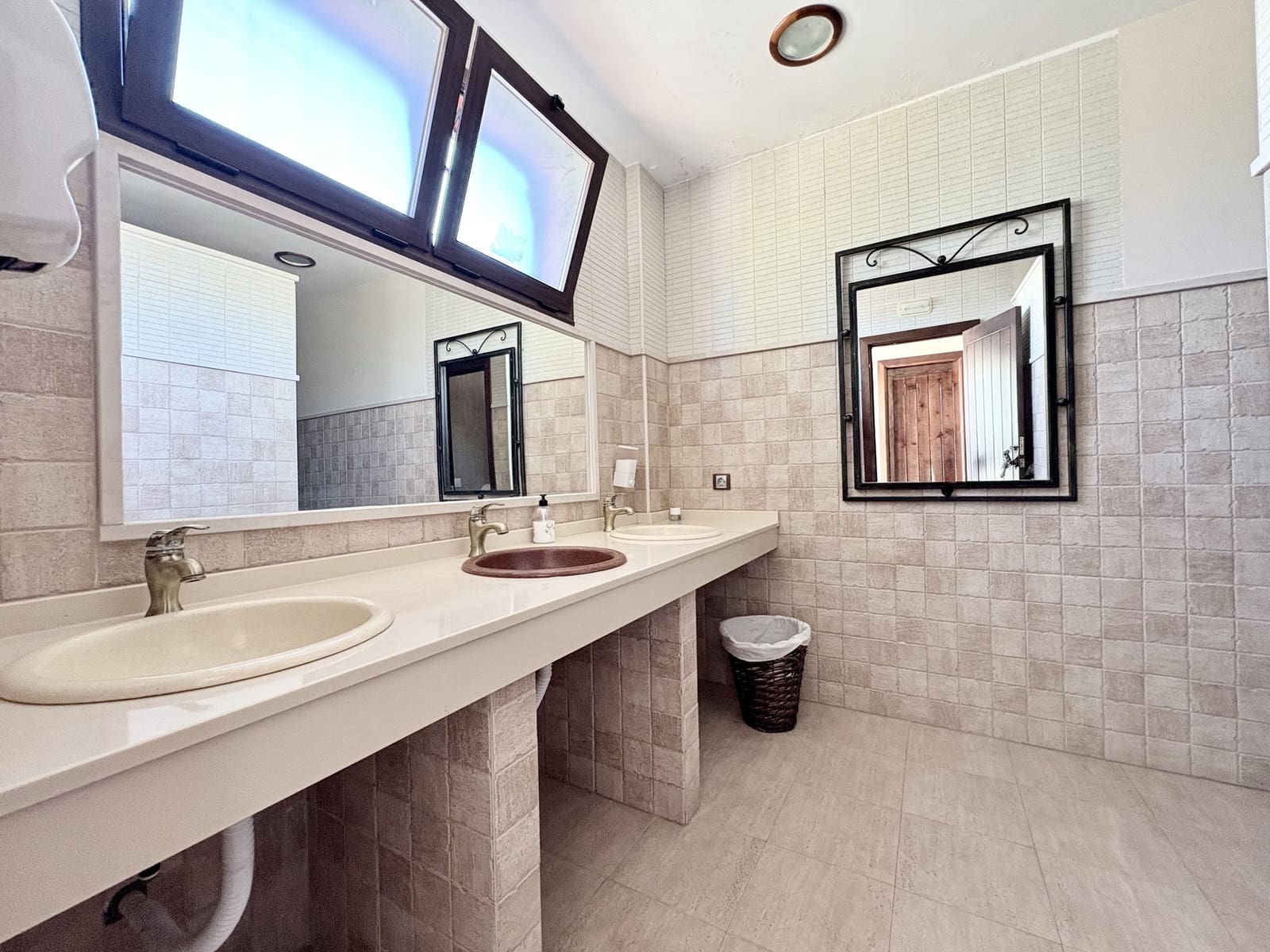 2 makuuhuone Yritys myytävänä paikassa Olvera mukana 
autotalli - 1 500 000 € (Ref: 9228873)