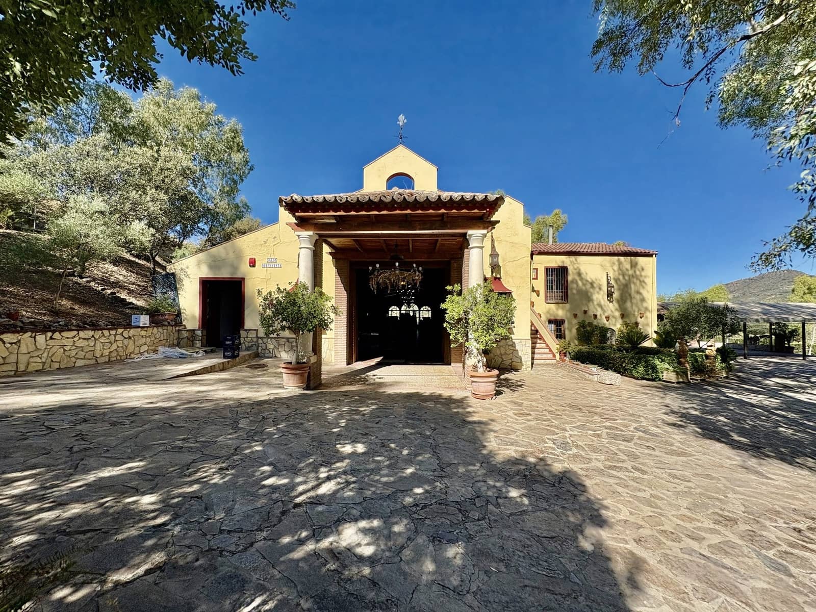 2 makuuhuone Yritys myytävänä paikassa Olvera mukana 
autotalli - 1 500 000 € (Ref: 9228873)