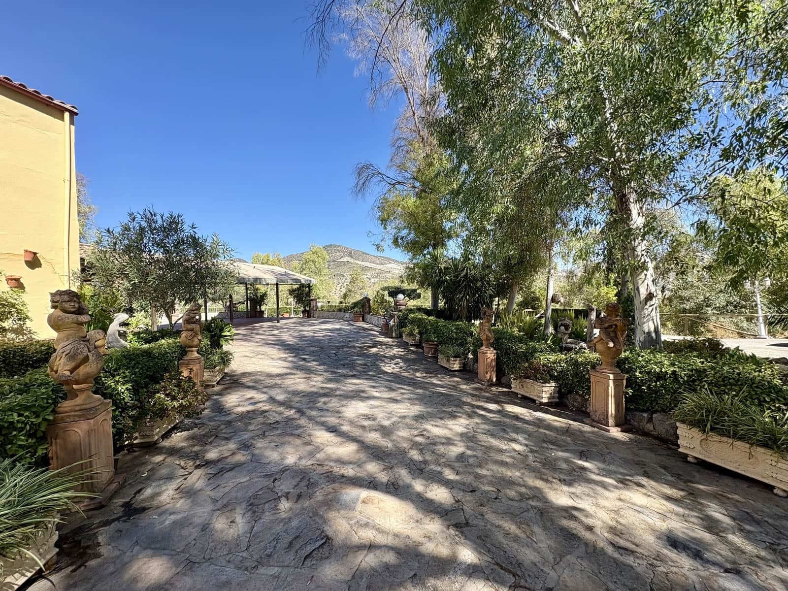 2 makuuhuone Yritys myytävänä paikassa Olvera mukana 
autotalli - 1 500 000 € (Ref: 9228873)