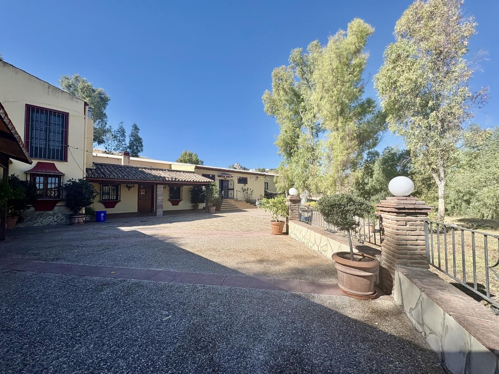 2 makuuhuone Yritys myytävänä paikassa Olvera mukana 
autotalli - 1 500 000 € (Ref: 9228873)