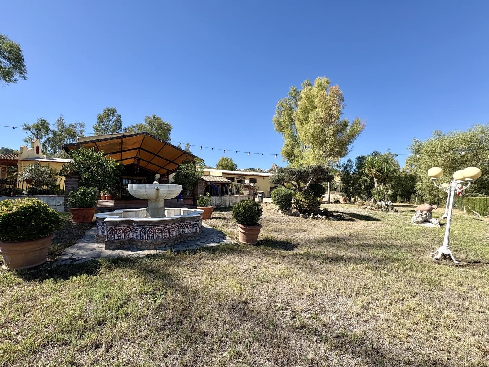 2 makuuhuone Yritys myytävänä paikassa Olvera mukana 
autotalli - 1 500 000 € (Ref: 9228873)