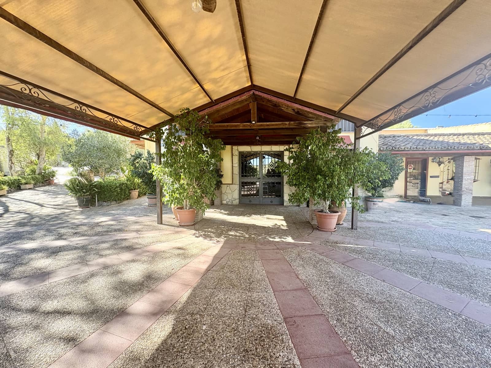 2 makuuhuone Yritys myytävänä paikassa Olvera mukana 
autotalli - 1 500 000 € (Ref: 9228873)